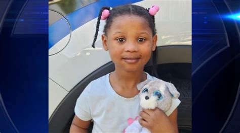 Fort Lauderdale Police locate parent of wandering child found with French bulldog